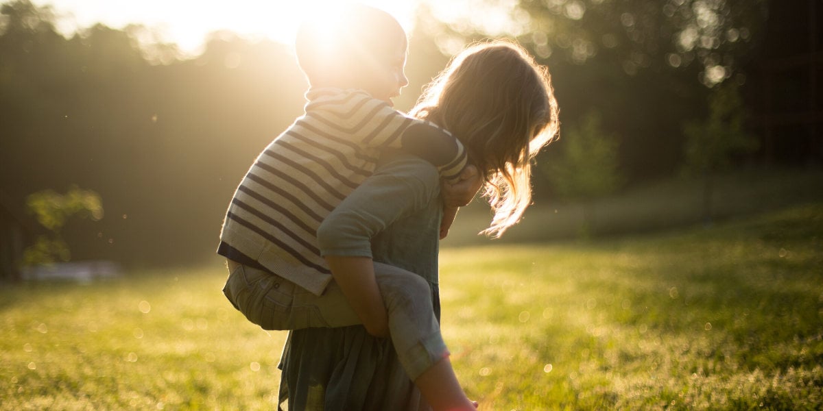 Una mamma con suo figlio che trascorrono tempo all’aperto: un modo salutare per costruire le difese immunitarie del bambino