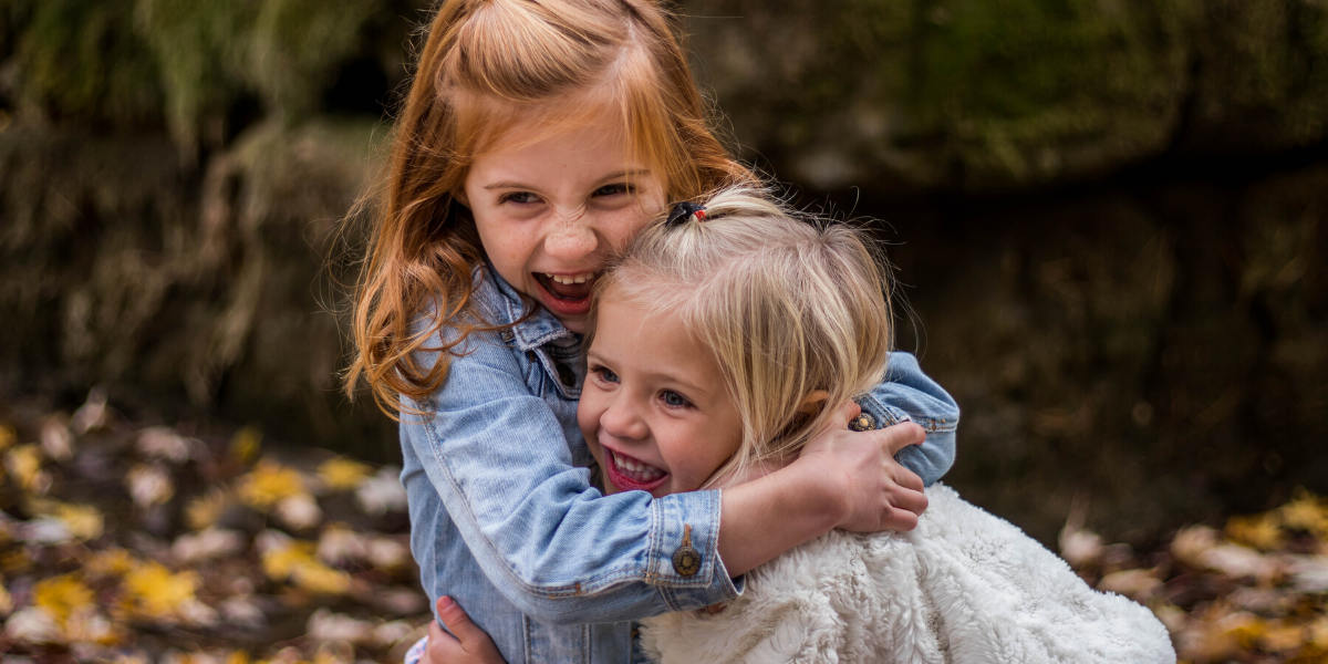 Giocare all’aperto ed essere esposti ai giusti batteri buoni può aiutare le difese immunitarie dei bambini nei loro primi anni di vita 