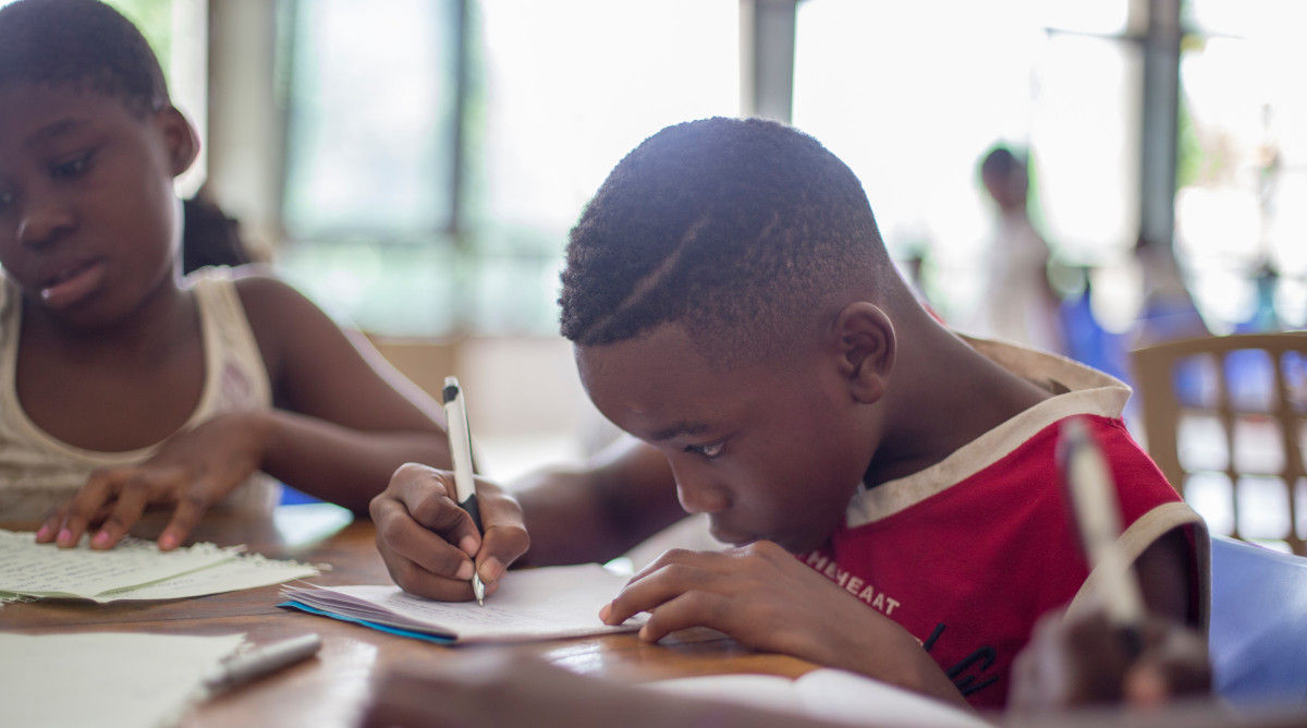 Due bambini che studiano a scuola