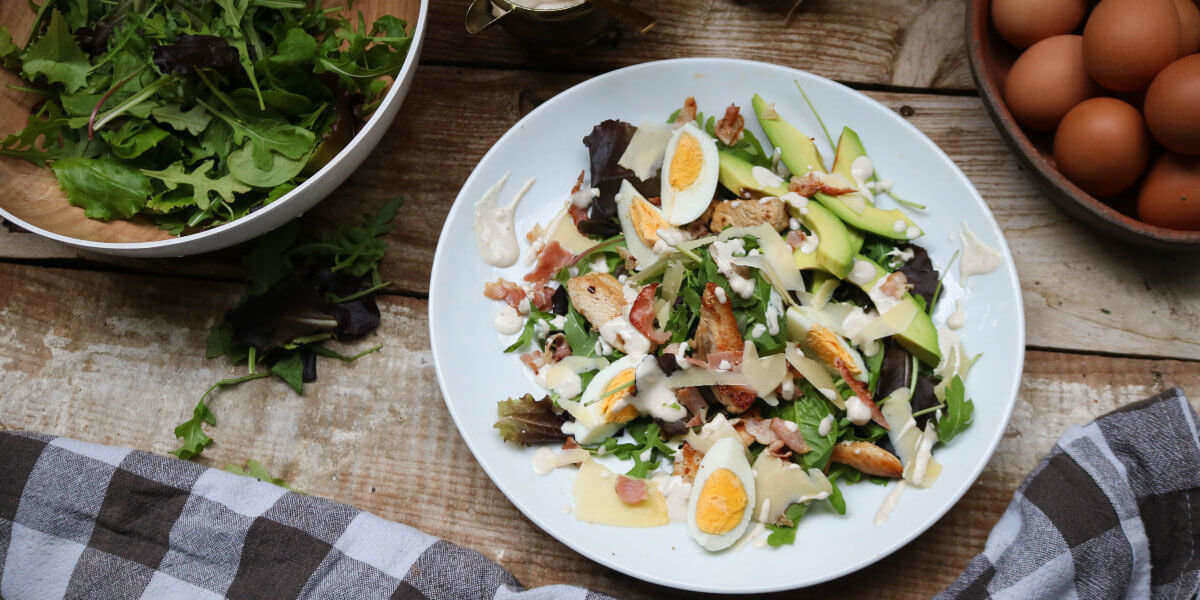 L’insalata Caesar è una delle colonne della dieta keto, e un pasto perfetto per attivare la tua chetosi