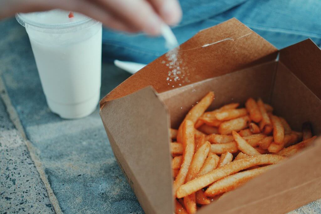 Una delle regole più importanti quando si cerca di attivare la chetosi è di stare alla larga da grassi trans, dai fast food e dall’eccesso di sale