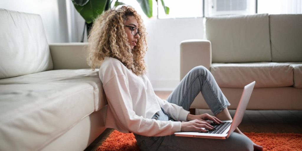 Immagine per l’articolo sui probiotici e il sistema immunitario: ragazza che lavora da casa